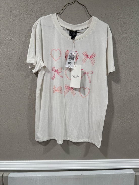 Tops - NWT Cute Bow & Heart Graphic Tee in White with Pink Accents
